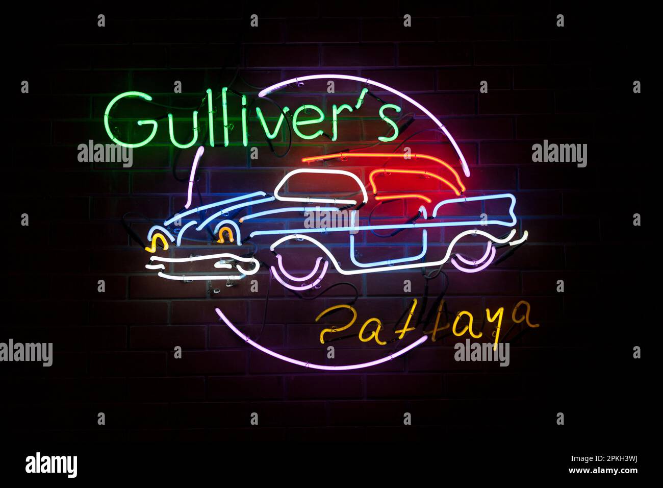 Pattaya, TAILANDIA - 20 2014 DE NOVIEMBRE: De cerca en una luz de neón con forma de un viejo chevy con la frase: Gulliver's Pattaya. Foto de stock
