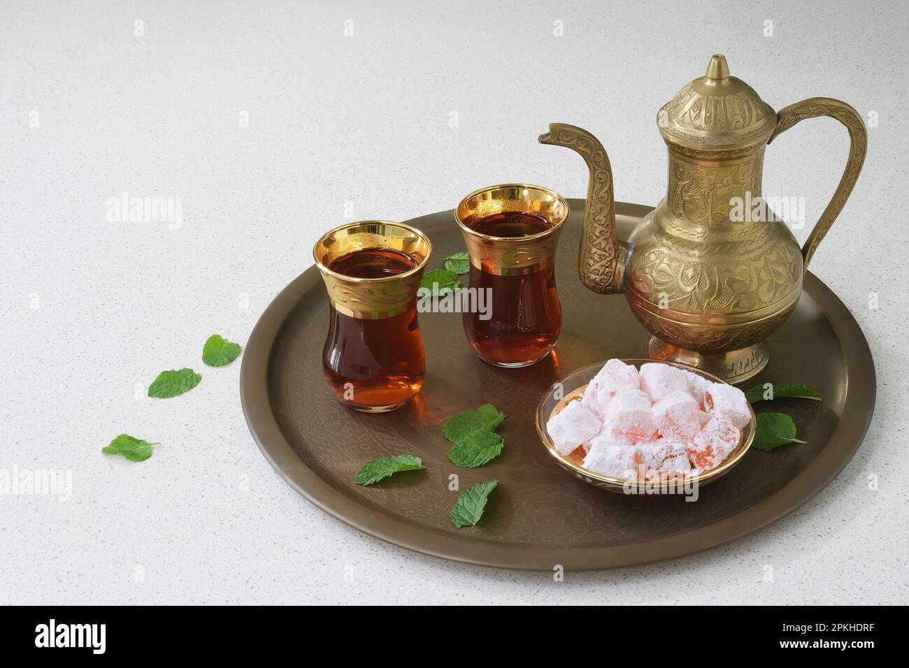 Una tetera turca clásica, festiva y ornamentada, dos vasos y delicias turcas  tradicionales en una bandeja con iluminación suave con espacio de copia a  la izquierda Fotografía de stock - Alamy