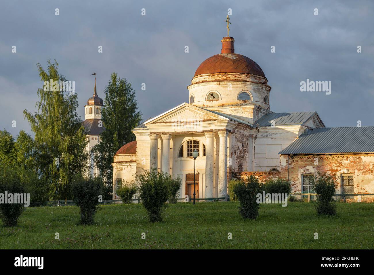 Antigua Catedral del icono de Kazán de la Madre de Dios en una soleada mañana de agosto. Kirillov. Región de Vologda, Rusia Foto de stock