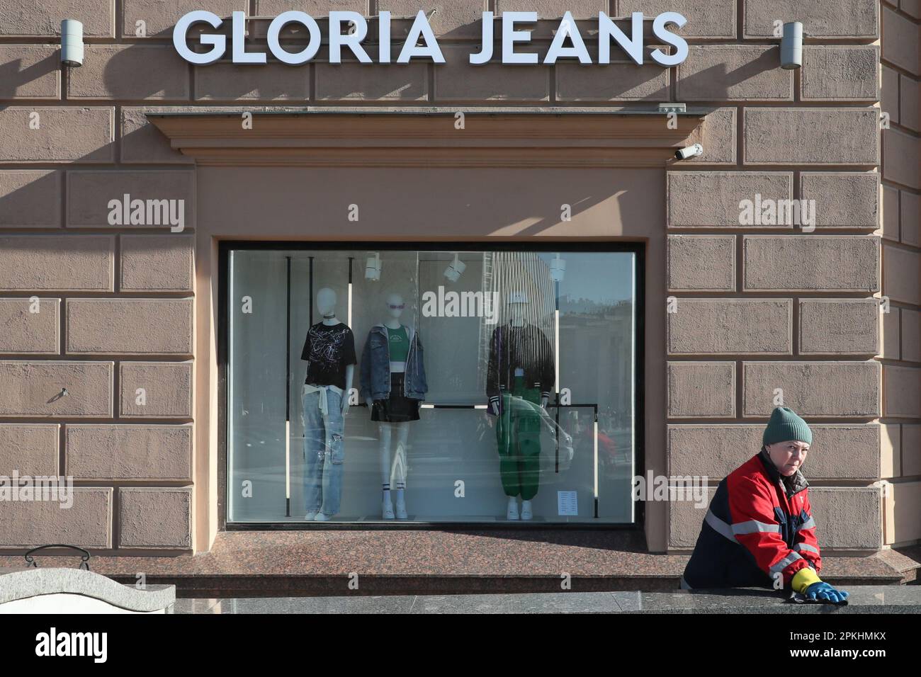 Abril de 06,2023. Rusia. Moscú. Tienda de ropa Gloria Jeans en el sitio del  antiguo buque insignia de H&M en la calle Tverskaya. Un minorista nacional  ha ganado Fotografía de stock - Alamy