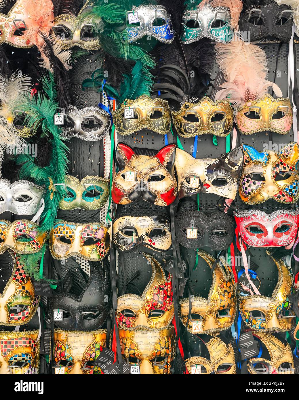 Máscaras de carnaval de Venecia en un puesto de recuerdos, recuerdos venecianos, Venecia, Italia Foto de stock