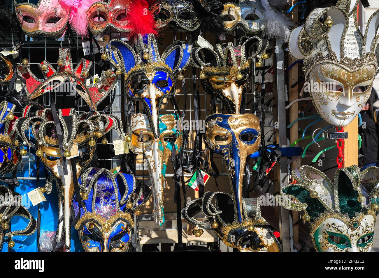 Máscaras de carnaval de Venecia en un puesto de recuerdos, recuerdos venecianos, Venecia, Italia Foto de stock