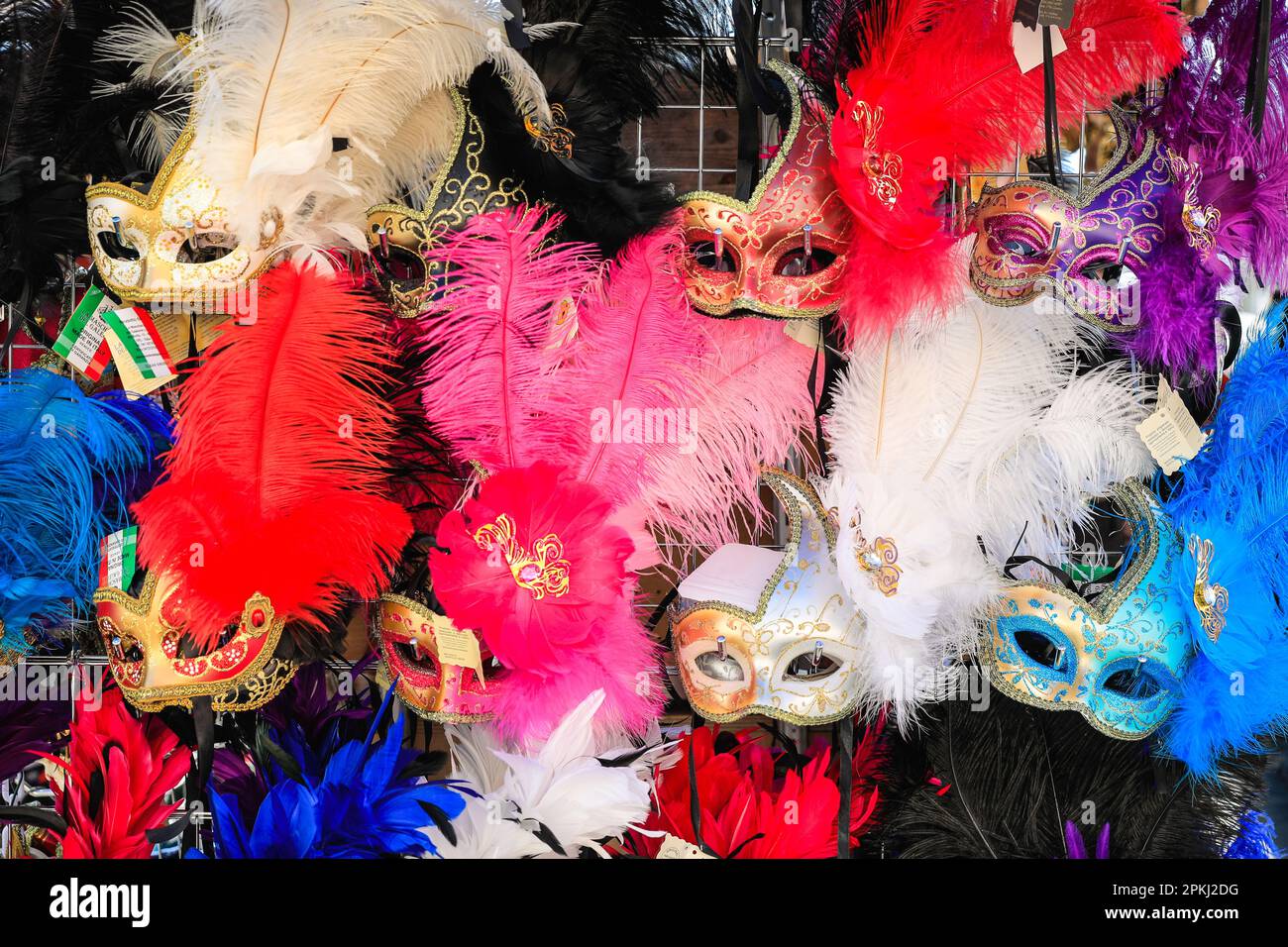 Máscaras de carnaval de Venecia en un puesto de recuerdos, recuerdos venecianos, Venecia, Italia Foto de stock