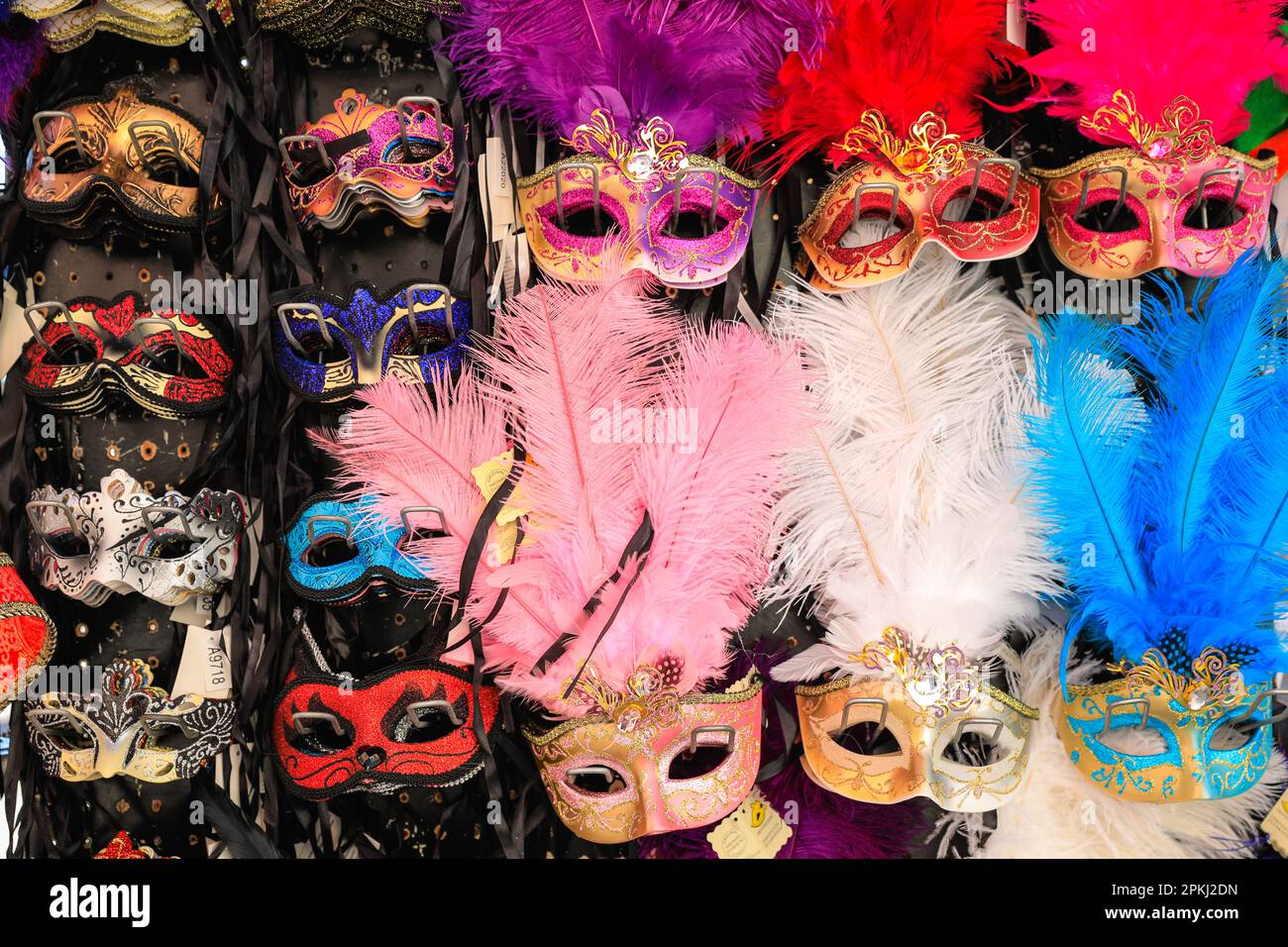 Máscaras de carnaval de Venecia en un puesto de recuerdos, recuerdos venecianos, Venecia, Italia Foto de stock