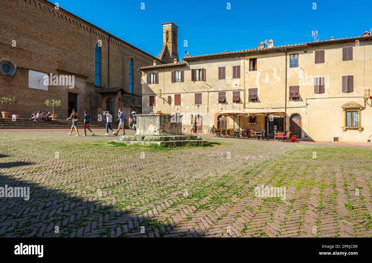 Plaza de San Agustín y la iglesia de San Agustín, una iglesia más