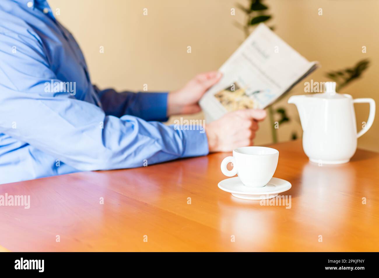 Un Best Ager es beber café y leer un periódico. Foto de stock