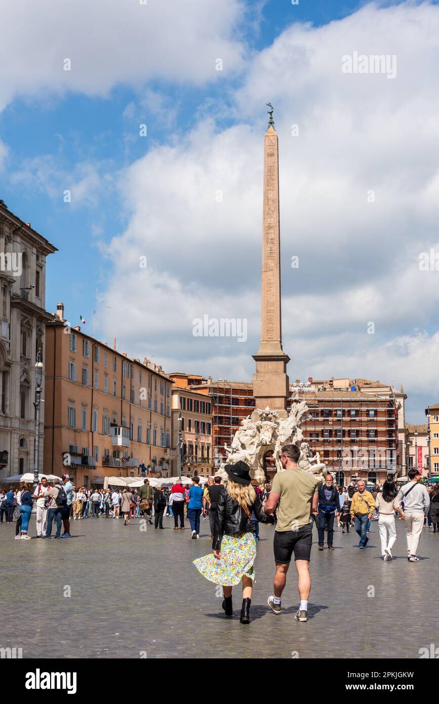 Roma, Italia, abr. 2023 Die Piazza Navona ist en Muß für alle Touristen die Ewige Stadt besuchen wollen Foto de stock