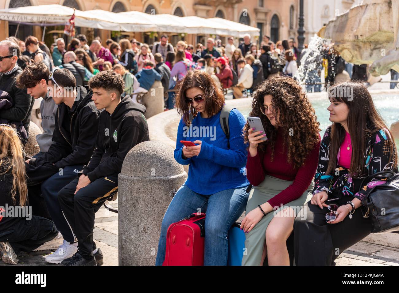 Roma, Italia, abr. 2023 Die Piazza Navona ist en Muß für alle Touristen die Ewige Stadt besuchen wollen Foto de stock