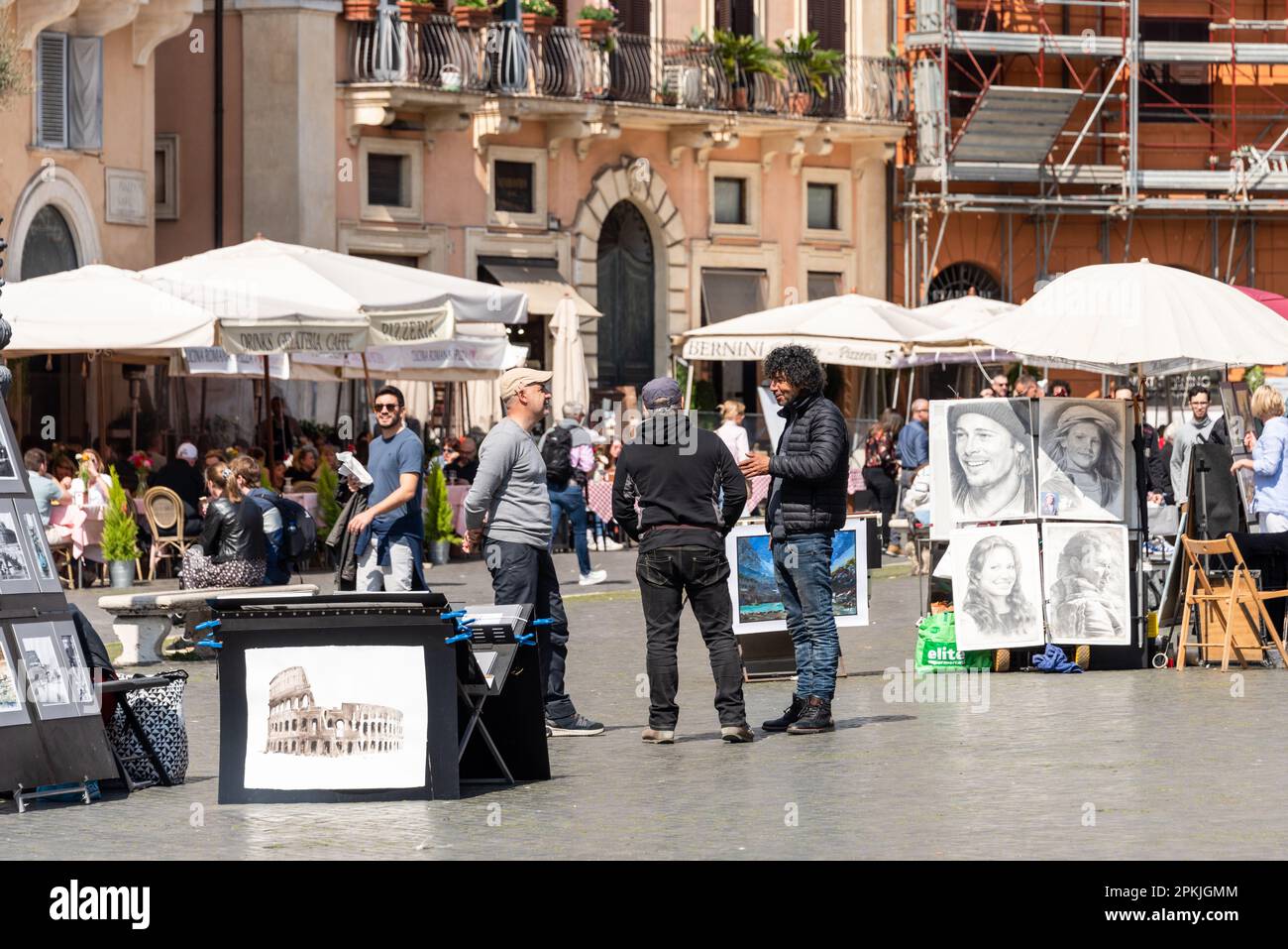 ROM, Italia, abr. 2023 Die Piazza Navona ist en Muß für alle Touristen die Ewige Stadt besuchen wollen, Künstler stellen ihre Werke aus Foto de stock