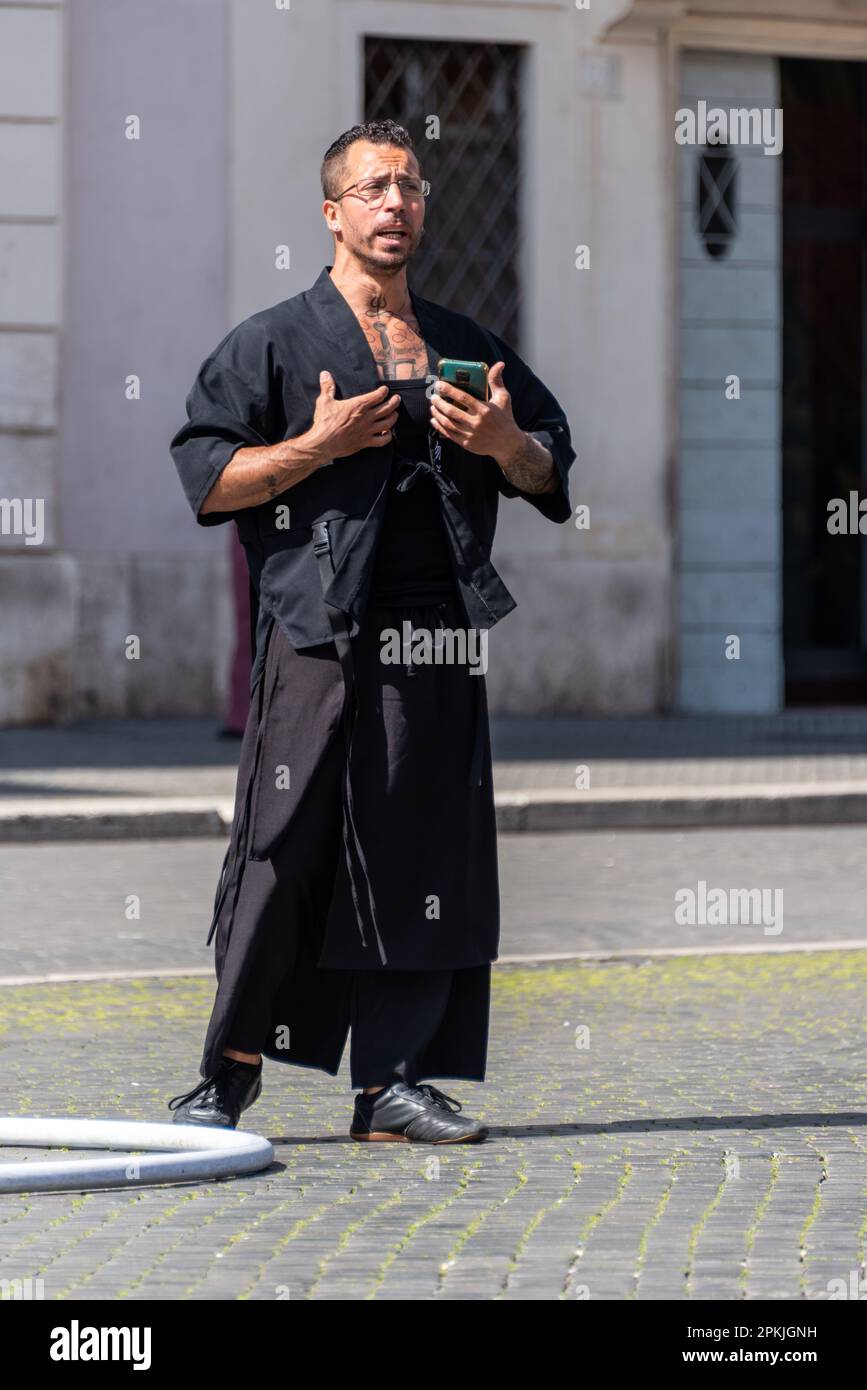 Roma, Italia, abr. 2023 Die Piazza Navona ist en Muß für alle Touristen die Ewige Stadt besuchen wollen. Straßenkünstler erwarten eine Spende für Foto de stock