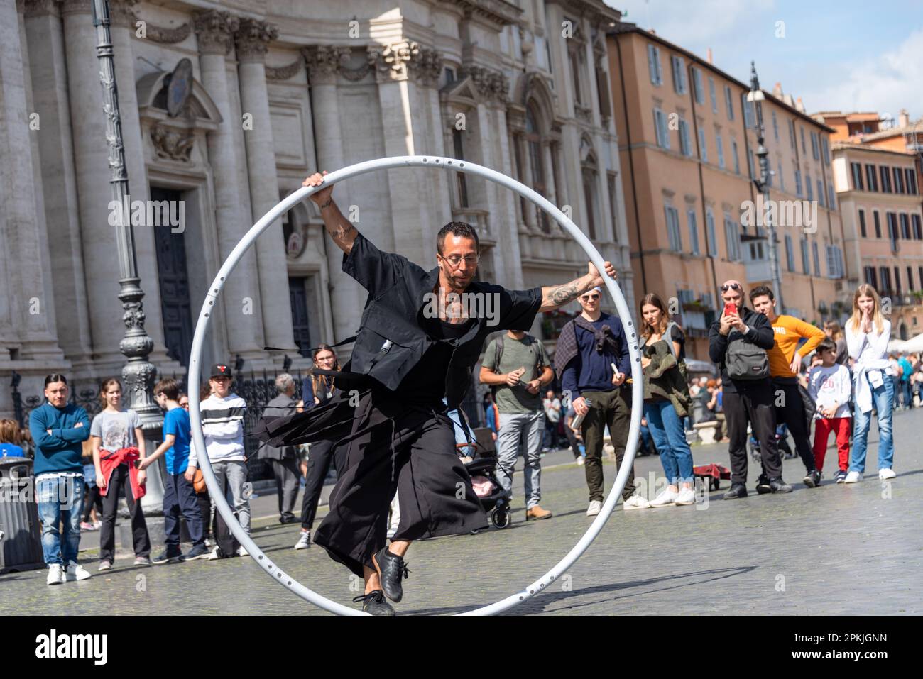 Roma, Italia, abr. 2023 Die Piazza Navona ist en Muß für alle Touristen die Ewige Stadt besuchen wollen. Straßenkünstler erwarten eine Spende für Foto de stock