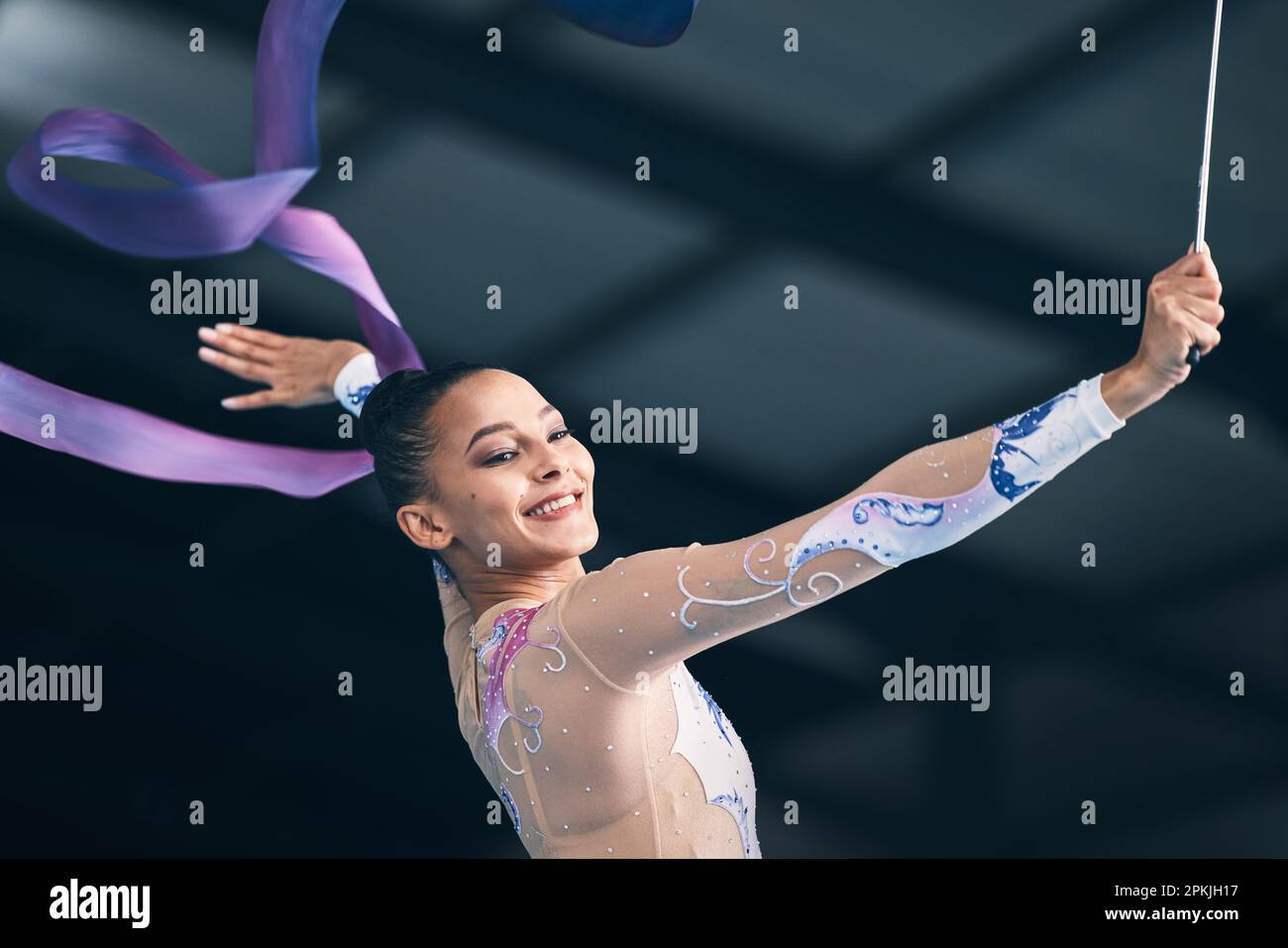 Gimnasia, entrenamiento deportivo cinta de baile en arena y la práctica  rítmica de la niña atleta. Hermosa mujer de entrenamiento en el estudio de  ejercicio, bailarina en colorido Fotografía de stock 