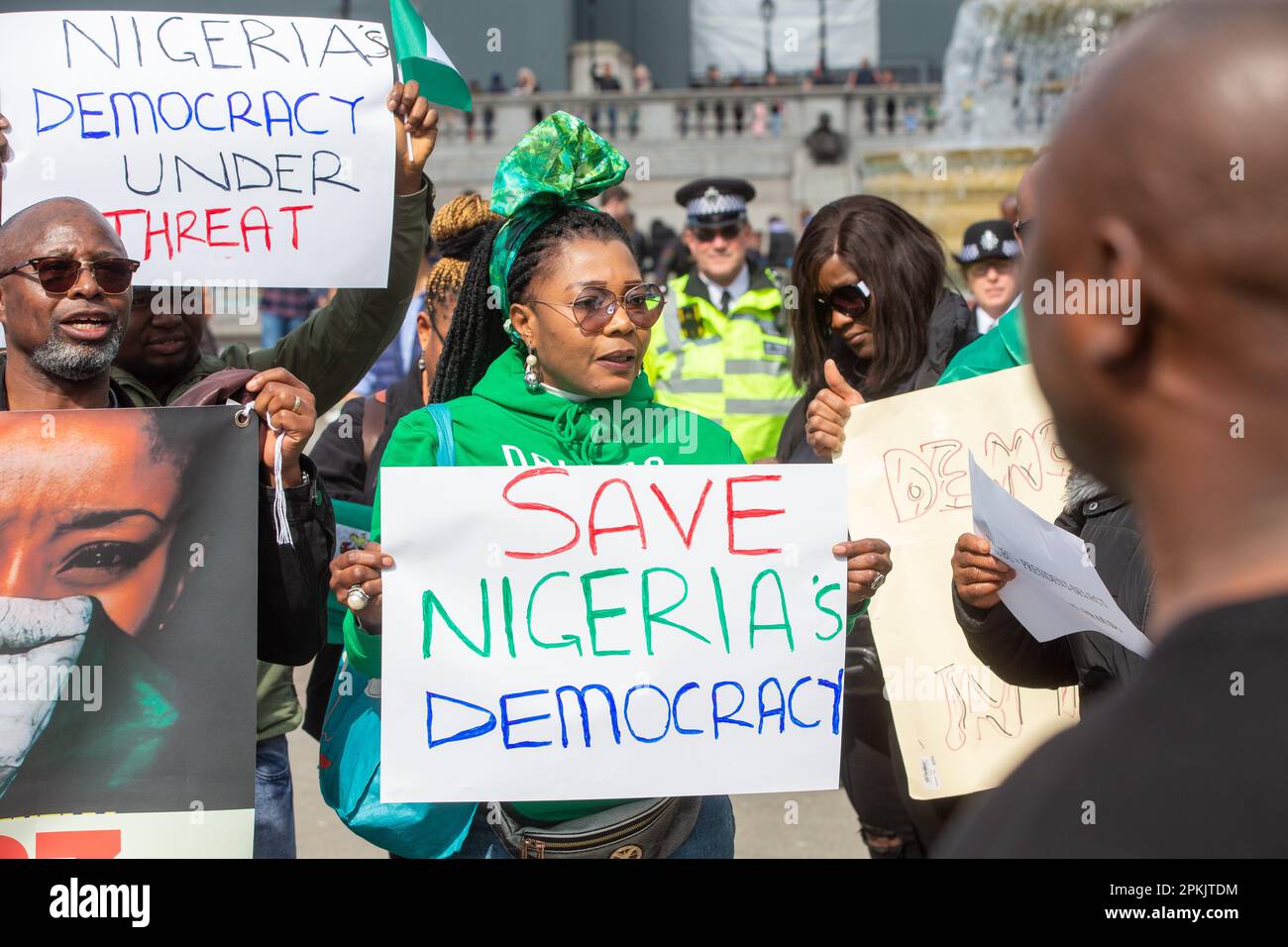 Londres, Inglaterra, Reino Unido. 8th de abril de 2023. Miembros de la  diáspora nigeriana en Londres organizan una protesta en Trafalgar Square  contra los resultados de las elecciones en su país exigiendo