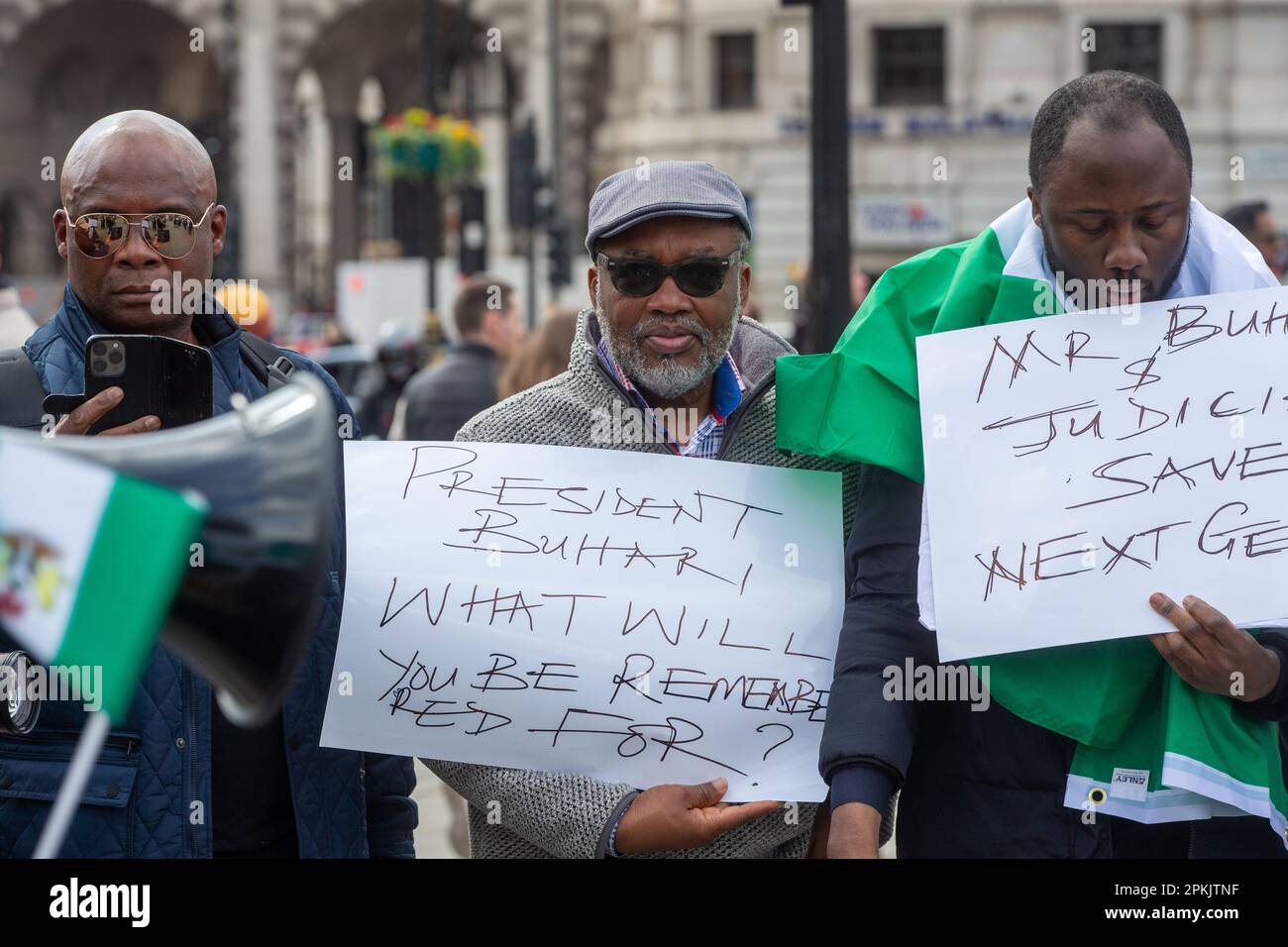 Londres, Inglaterra, Reino Unido. 8th de abril de 2023. Miembros de la  diáspora nigeriana en Londres organizan una protesta en Trafalgar Square  contra los resultados de las elecciones en su país exigiendo