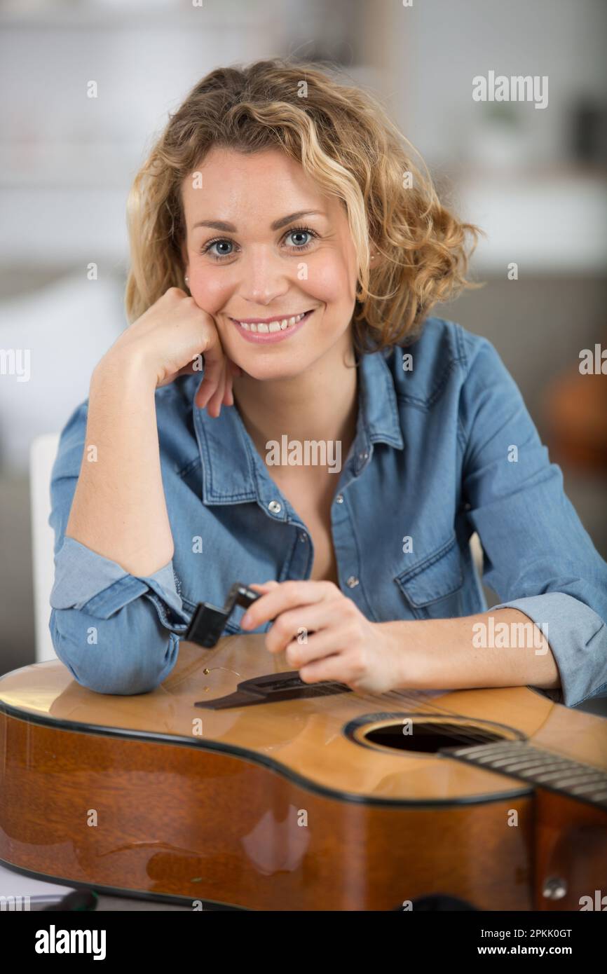 aprendiz de luthier femenino limpia la guitarra de concierto con cuidado  Fotografía de stock - Alamy