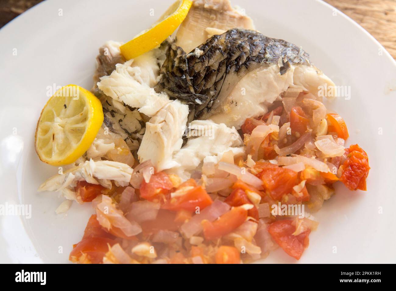 Una Tilapia negra cocida, Oreochromis niloticus, importada al Reino