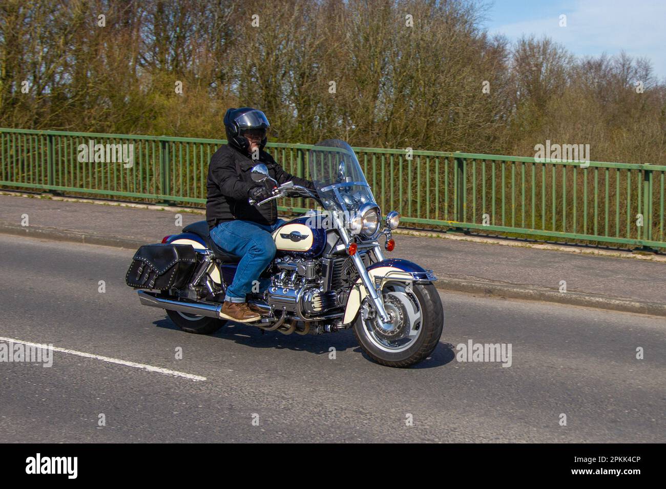 1998 90s noties Blue HONDA F6C Flat Six Boxer 1520cc Cruiser motocicleta; cruzando el puente de la autopista en el Gran Manchester, Reino Unido Foto de stock