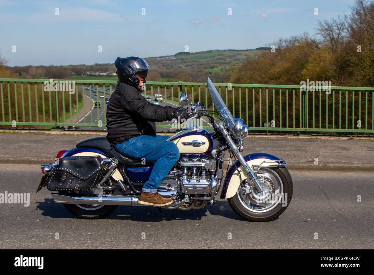 1998 90s noties Blue HONDA F6C Flat Six Boxer 1520cc Cruiser motocicleta; cruzando el puente de la autopista en el Gran Manchester, Reino Unido Foto de stock