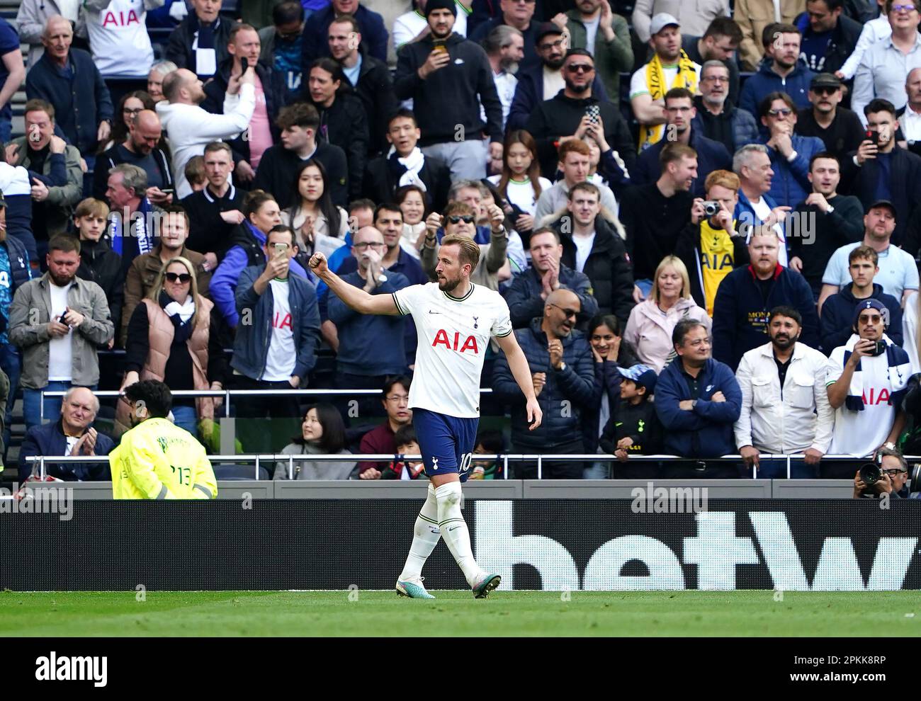 Harry Kane, de Tottenham Hotspur, celebra el segundo gol de su equipo durante el partido de la Premier League en el Tottenham Hotspur Stadium, Londres. Fecha de la fotografía: Sábado 8 de abril de 2023. Foto de stock