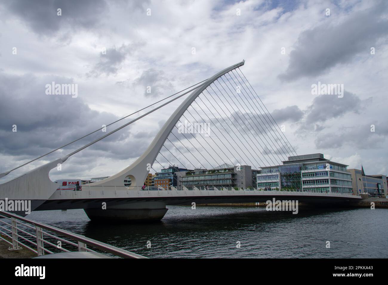 El icónico puente Samuel Beckett en Dublín con el cielo nublado Foto de stock