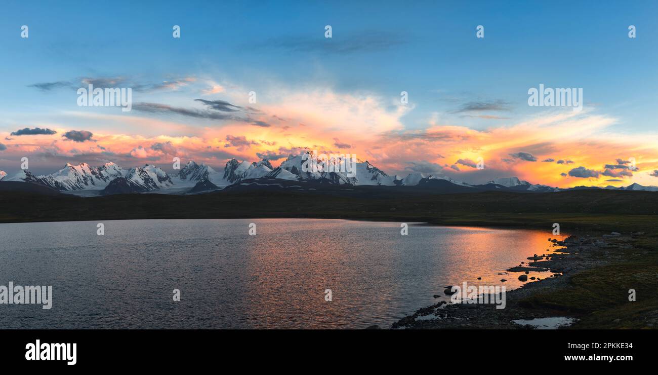 Puesta de sol sobre el lago Dream y el glaciar Kizil-Asker, Kakshaal también en la cordillera de Tian Shan cerca de la frontera china, la región de Naryn, Kirguistán Foto de stock