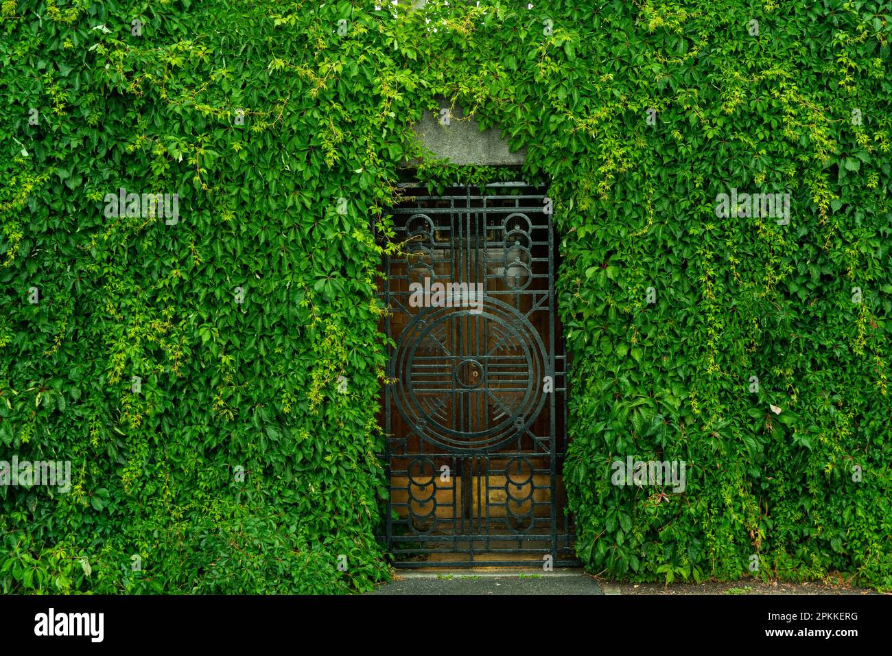 Puerta cubierta oculta, parque Vigeland Noruega Foto de stock