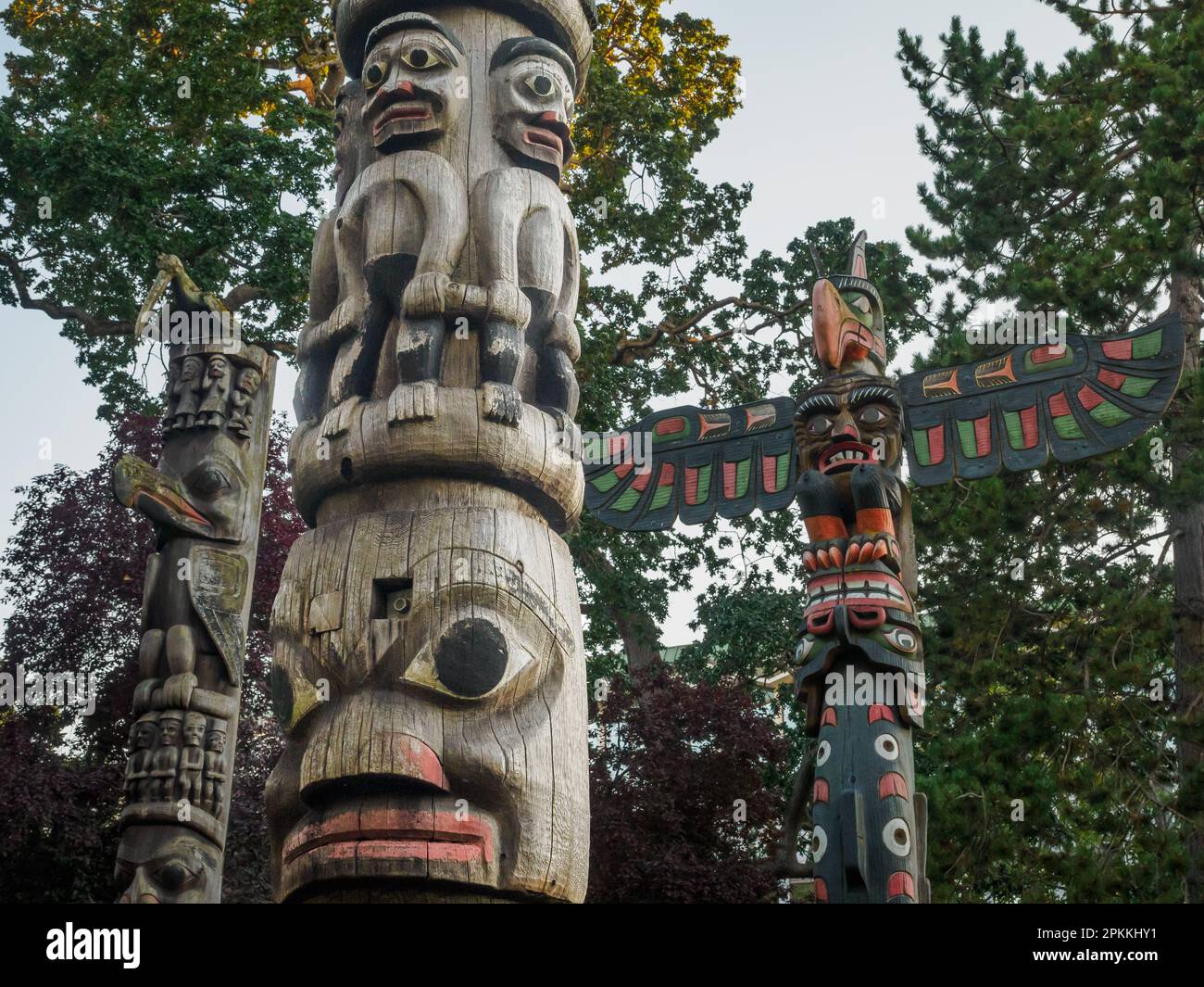 Tótems de las Primeras Naciones, Thunderbird Park, Vancouver Island, junto al Royal British Columbia Museum, Victoria, British Columbia, Canadá Foto de stock