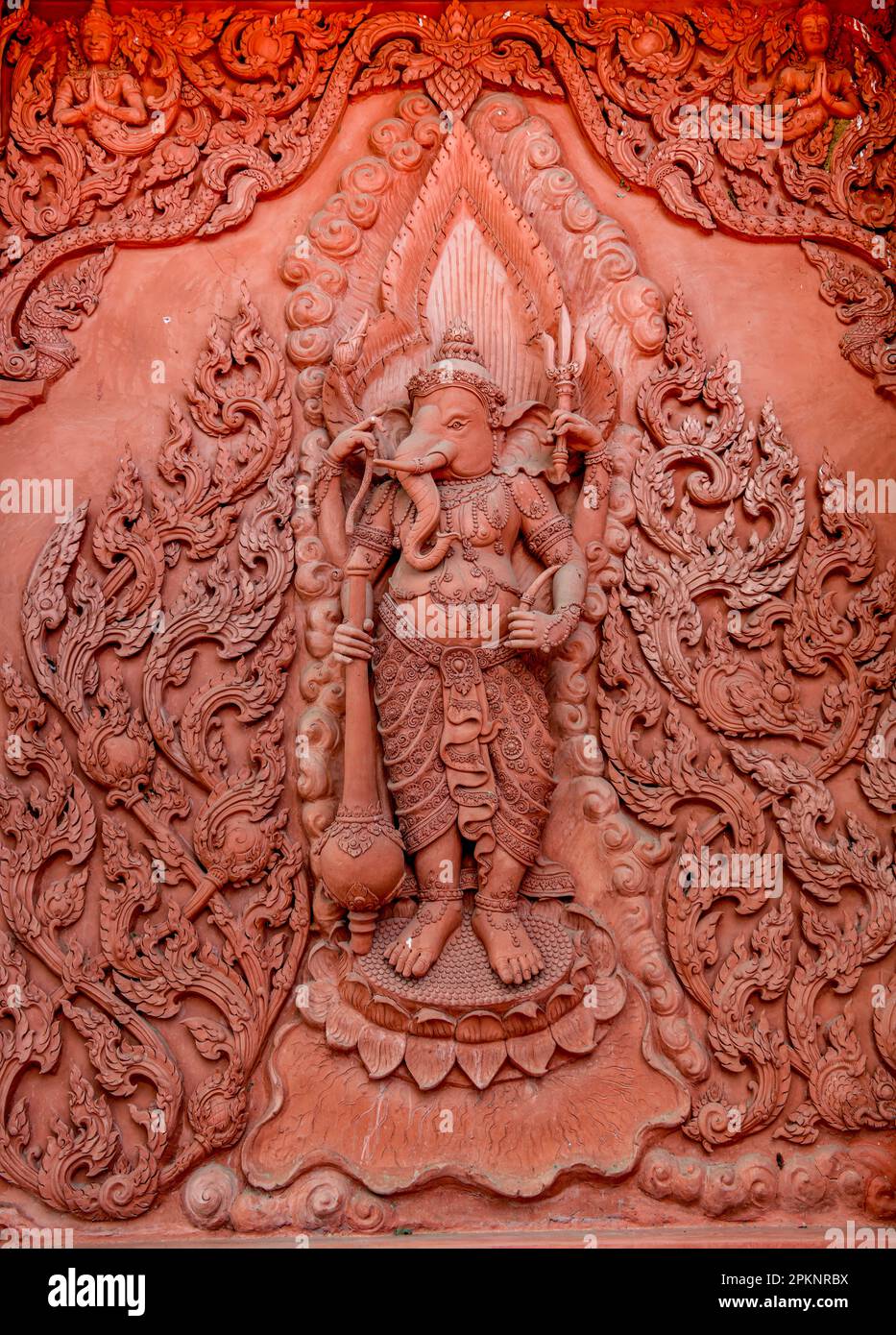 Terracota Ganesha en la pared de Wat Ratchathammaram Foto de stock