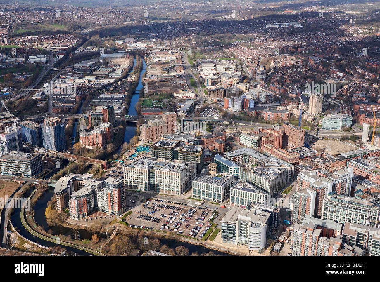 Una vista aérea del centro de la ciudad de Leeds, West Yorkshire, norte de Inglaterra, Reino Unido, mostrando el nuevo desarrollo de oficinas en el extremo oeste en Wellington Place Foto de stock