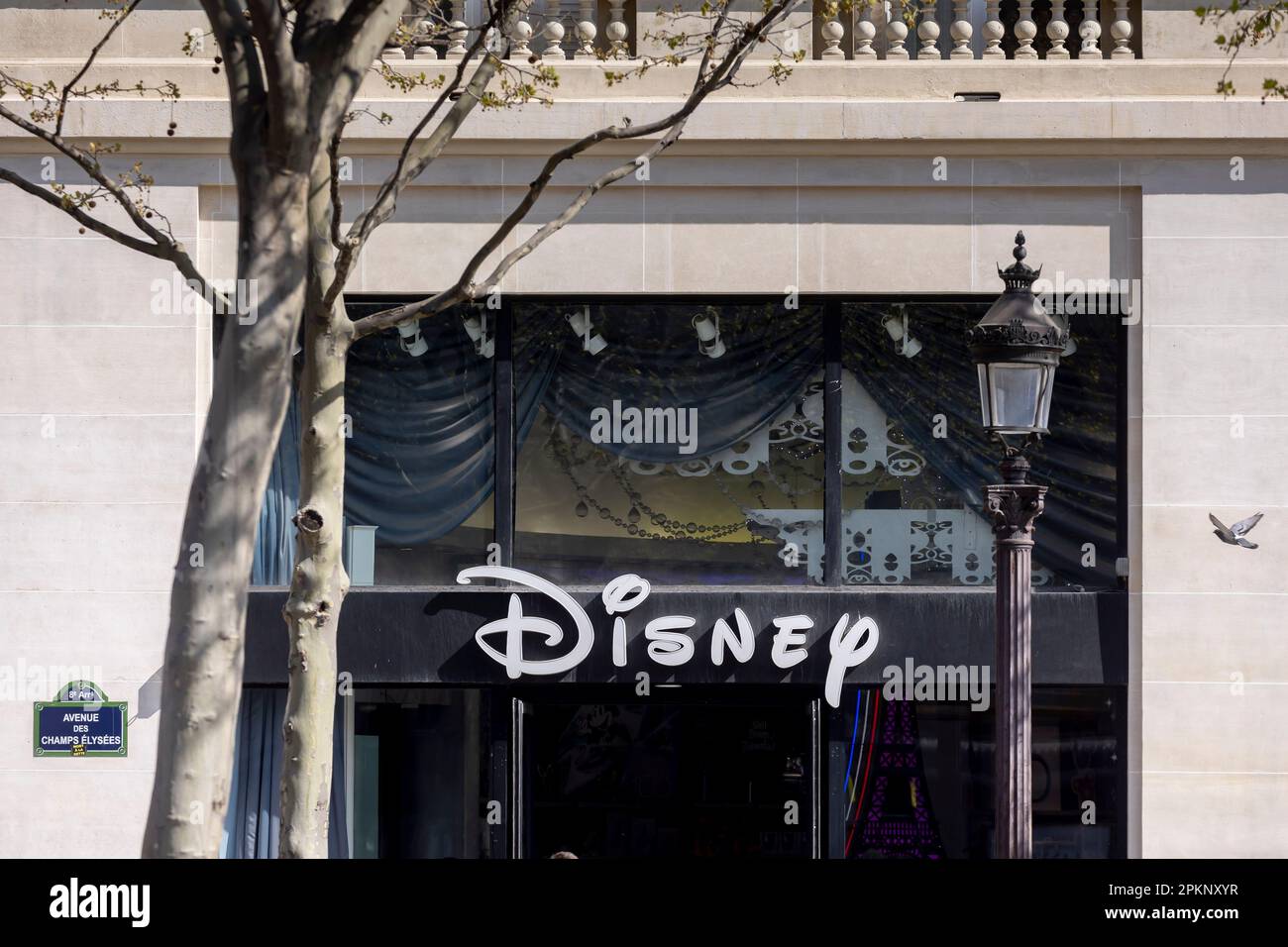 París: cierre de la última tienda Disney de los Campos Elíseos