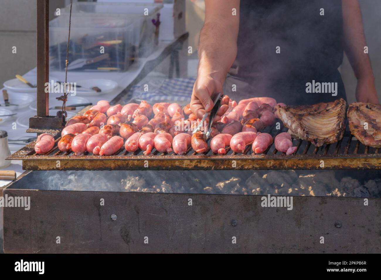 comida callejera, carne sabrosas salchichas a la parrilla, cocinar en carbón al aire libre Foto de stock