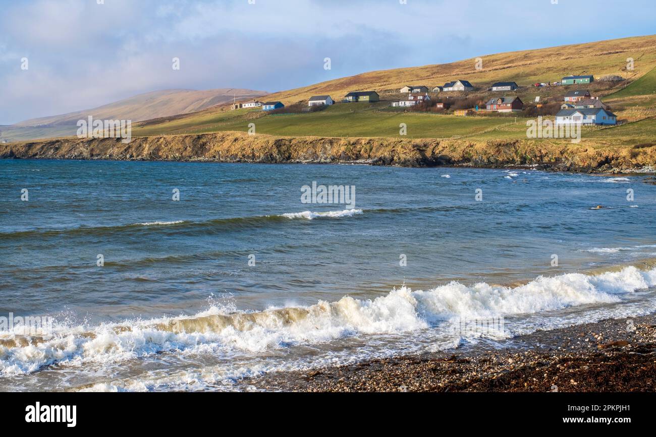 El pueblo de Hoswick con vistas a la bahía de Hoswick en Shetland, Escocia Foto de stock