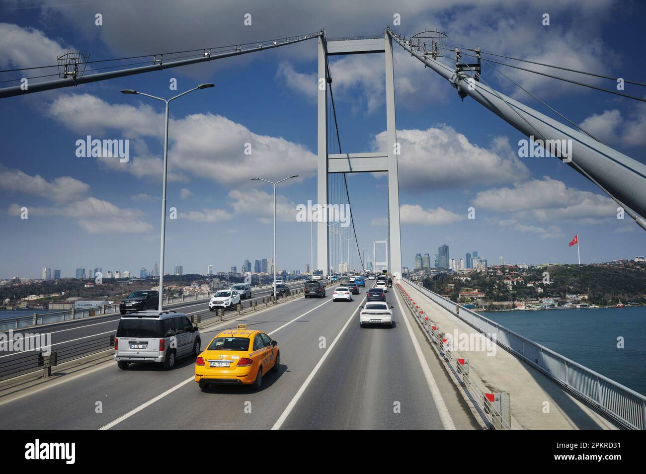 Estambul, Turquía - 24 2022 de marzo: Los coches conducen en el puente de acero en Estambul en un día soleado brillante Foto de stock