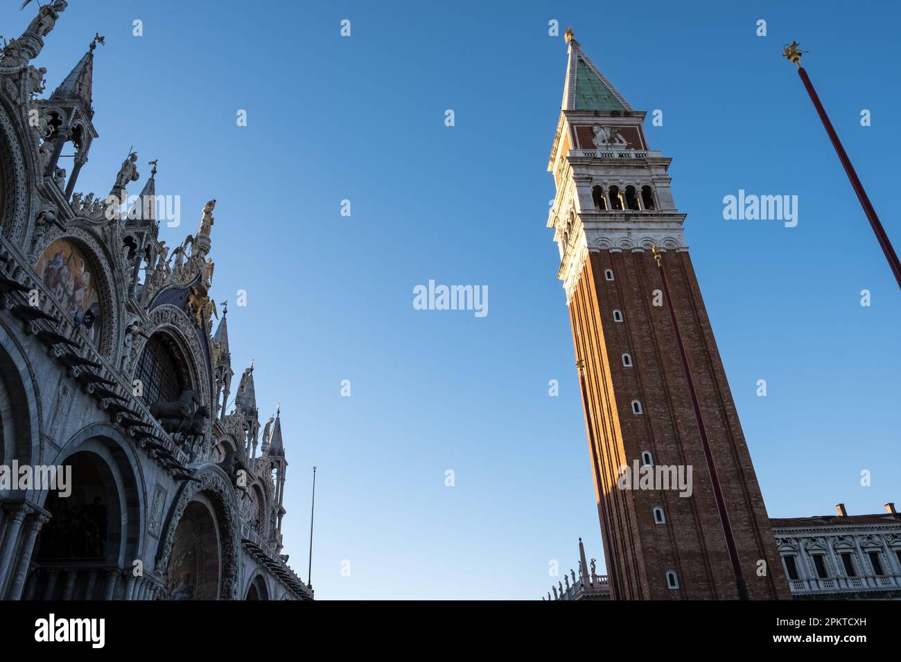 Detalle arquitectónico de la Piazza San Marco (Plaza de San Marcos), la principal plaza pública de Venecia, Italia Foto de stock