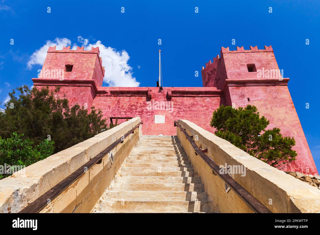 Escaleras a la Torre de San Agathas. Torre Roja o Fort Saint Agatha. Es una gran torre de vigilancia en Mellieha, Malta. Fue construido entre 1647 y 1649 Foto de stock