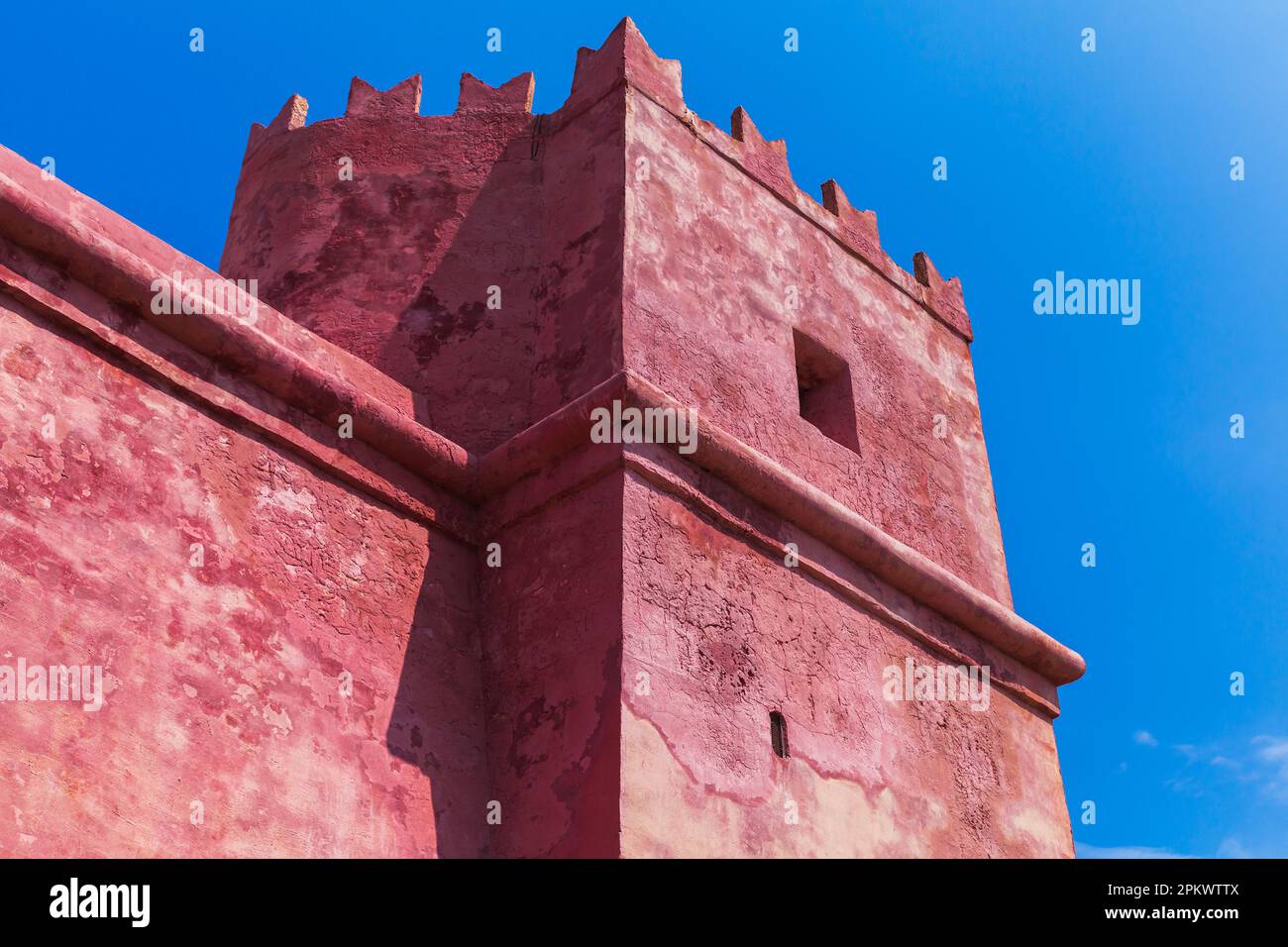 Esquina de la Torre de San Agathas también conocida como Torre Roja o Fuerte de Santa Agatha en Mellieha, Malta. Es una gran torre de vigilancia construida entre 1647 y 1649 Foto de stock