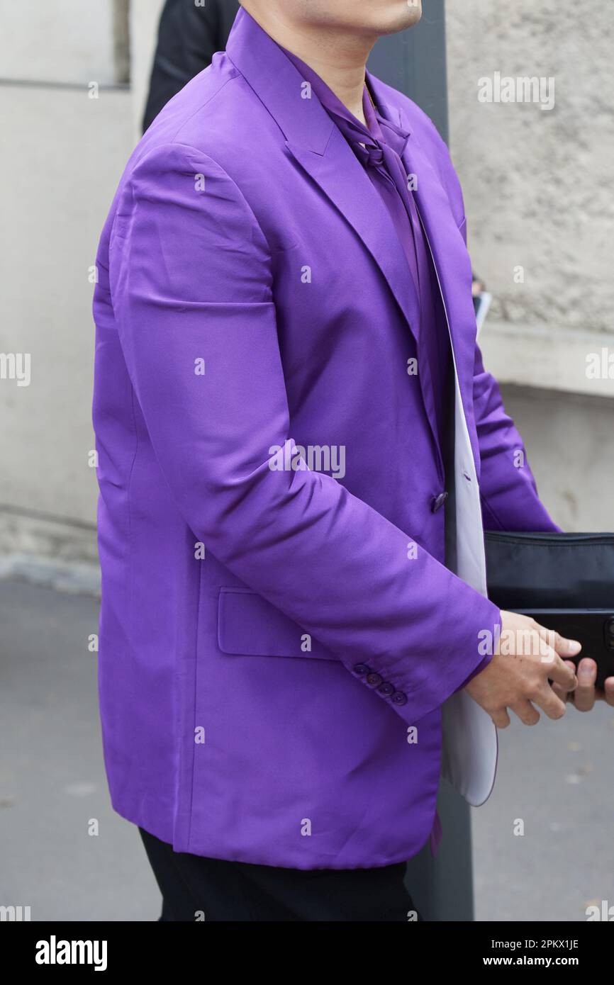 MILÁN, ITALIA - 23 DE FEBRERO de 2023: Hombre con chaqueta y camisa púrpura antes del desfile de Prada, estilo callejero de la Semana de la Moda de Milán Foto de stock