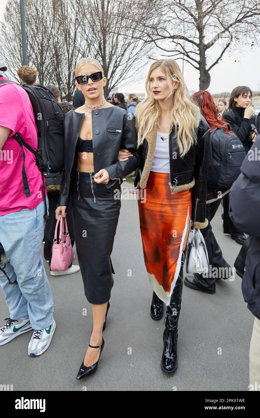 MILÁN, ITALIA - 23 DE FEBRERO de 2023: Caro Daur y Xenia Adonts antes del desfile de Prada, estilo callejero de la Semana de la Moda de Milán Foto de stock