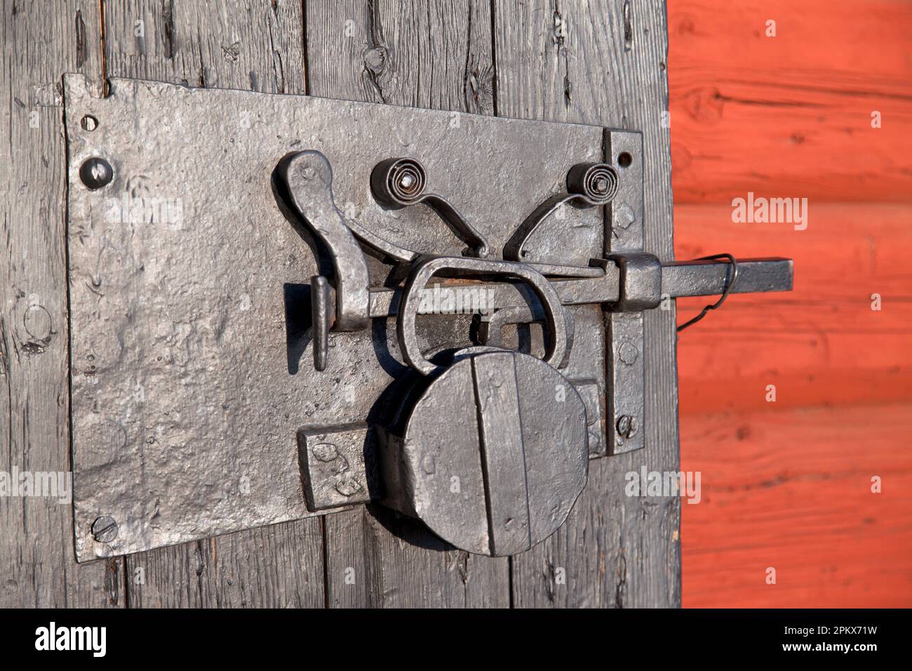 Cierre de una cerradura que cuelga de una puerta metálica Fotografía de  stock - Alamy