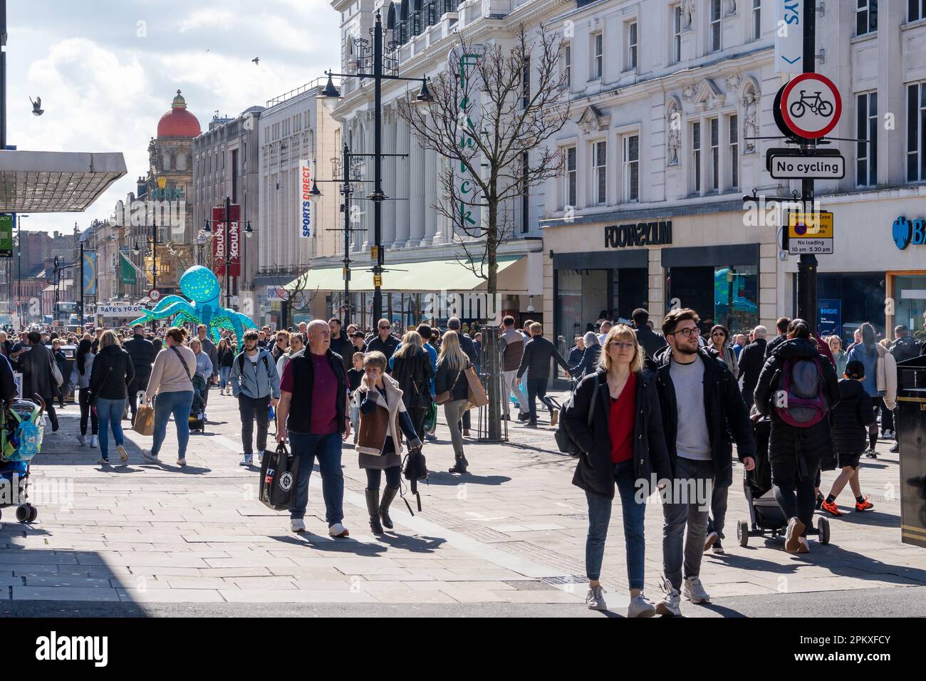 Gente de compras en Northumberland Street en la ciudad de Newcastle upon Tyne, Reino Unido. Foto de stock