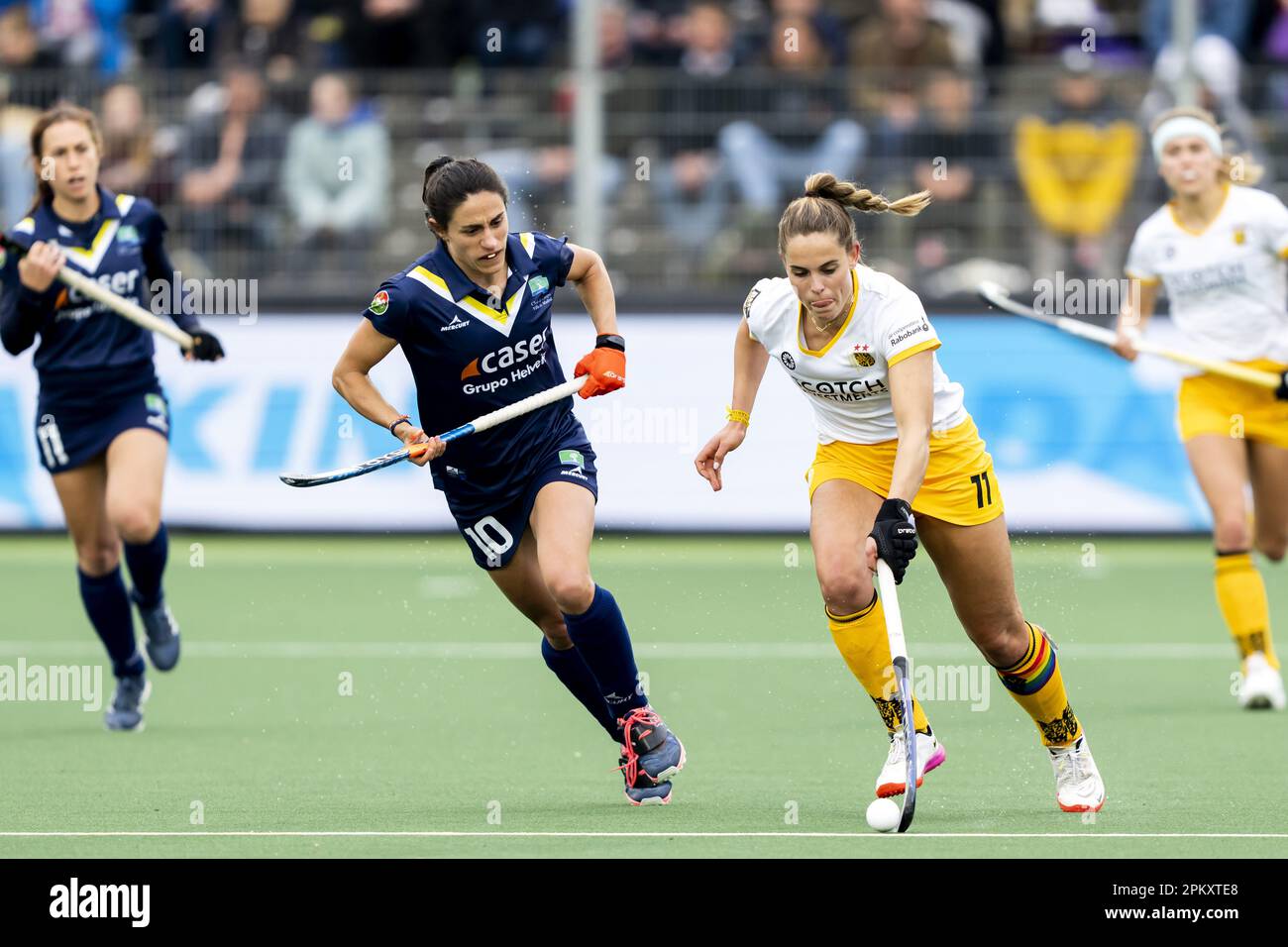 AMSTELVEEN Pien Sanders (Der) de HC Den Bosch en acción contra Noor Omrani del Club Campo De