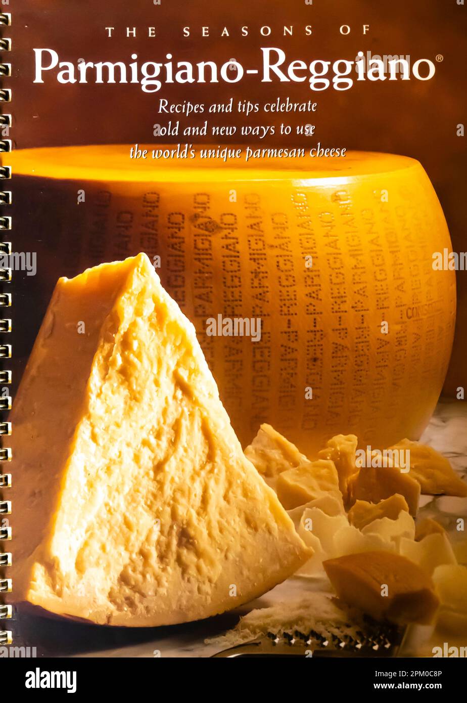 La temporada de Parmigiano Reggiano - queso y queso parmesano recepies  libro Fotografía de stock - Alamy