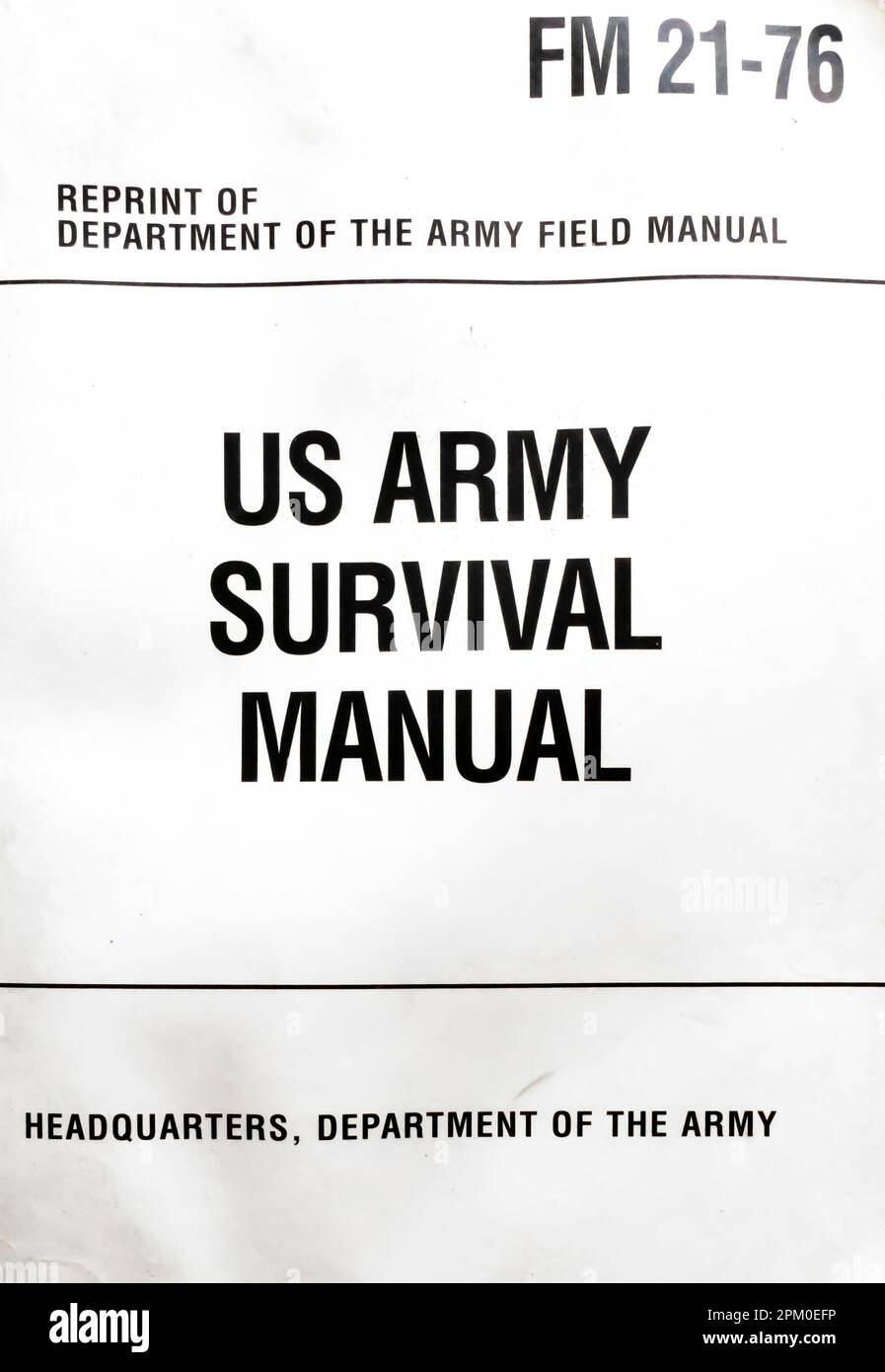 Manual de Supervivencia del Ejército de EE.UU. Libro por el Departamento de Defensa de los Estados Unidos fm 21-75 1956 Foto de stock