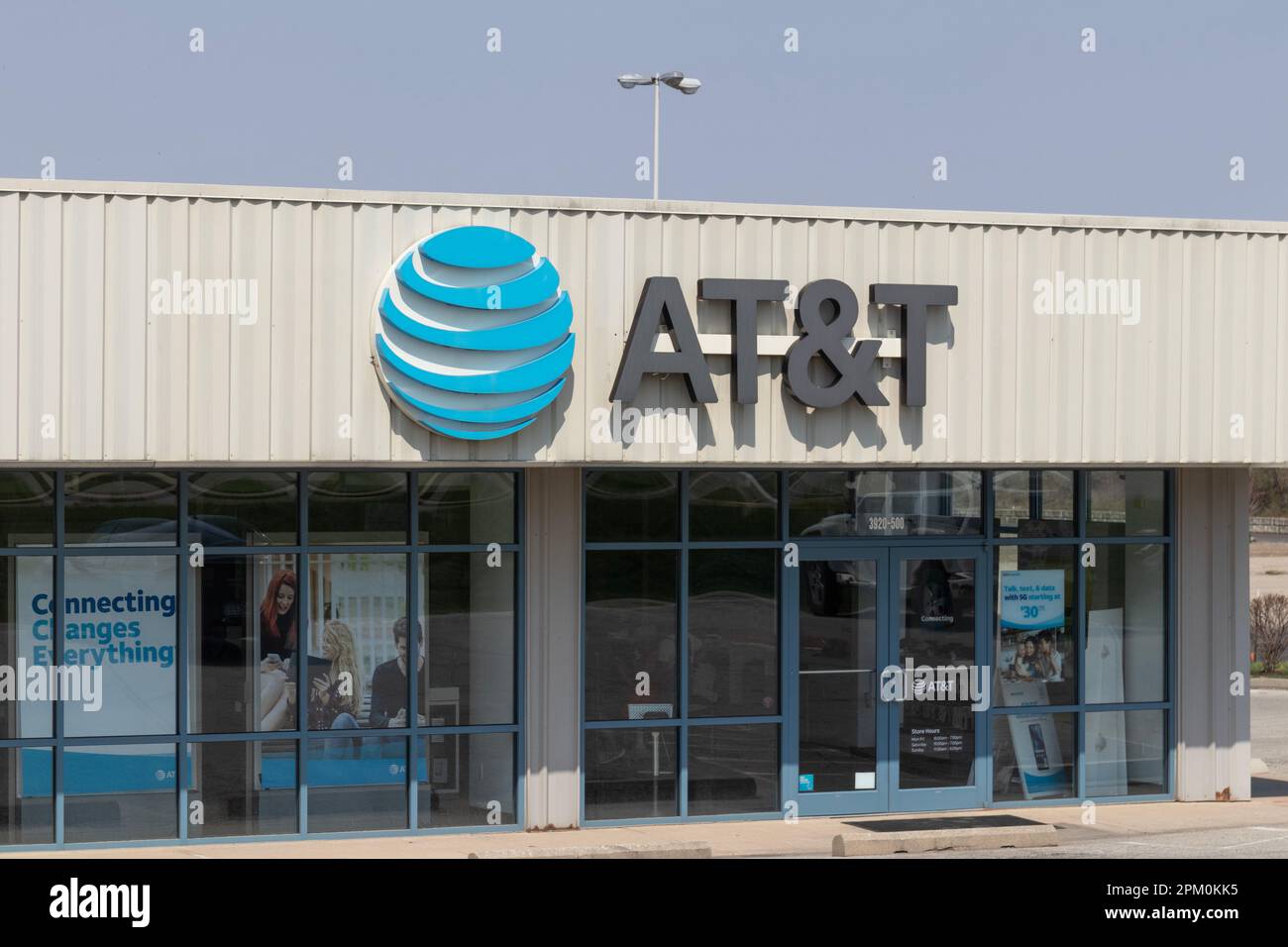 Logansport, abril de 2023: Tienda minorista de teléfonos celulares AT&T. AT&T ofrece voz, datos, celular, móvil, fibra óptica, TV y productos basados en IP. Foto de stock