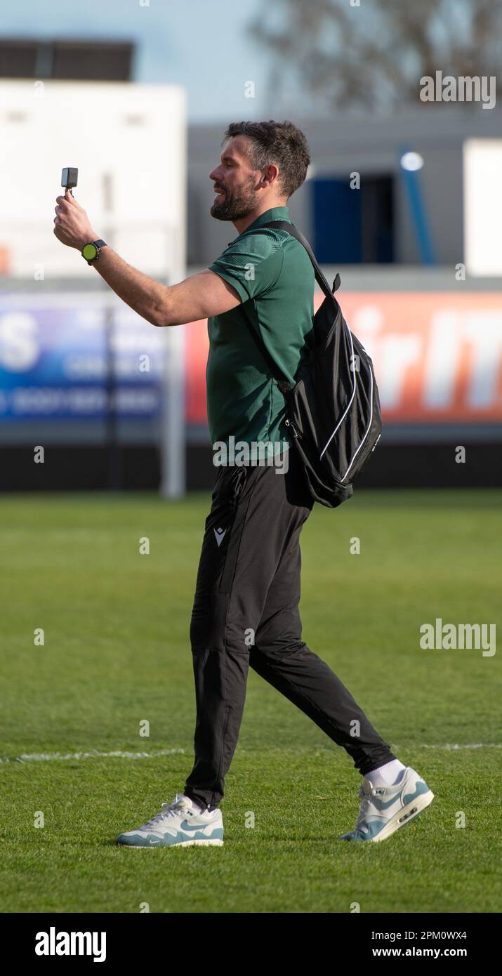 Wrexham, condado de Wrexham, Gales, 10 de abril de 2023. El portero del Wrexham Ben Foster completa su vlog del día del partido, durante el Club de Fútbol de la Asociación Wrexham V Notts County Football Club en el Hipódromo, en la Liga Nacional de Vanarama. (Imagen de crédito: ©Cody Froggatt/Alamy Live News) Foto de stock