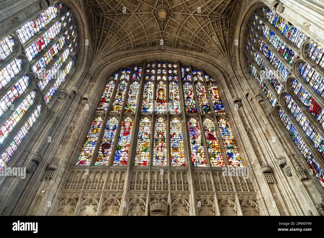 Vidrieras interiores de King's College Chapel en la Universidad de Cambridge, Cambridge, Reino Unido Foto de stock