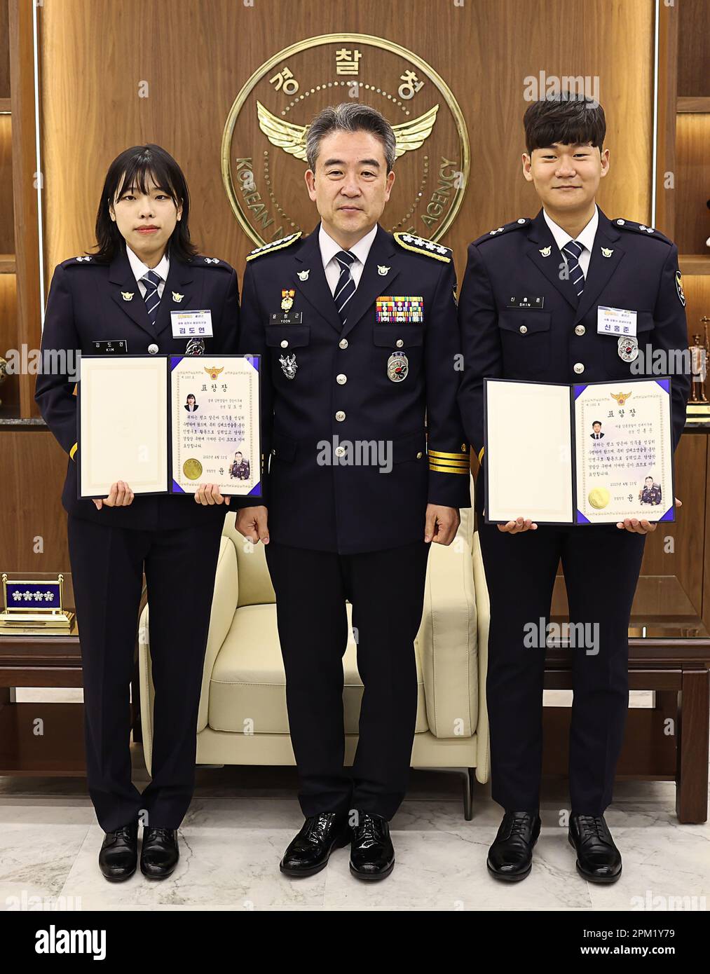 11th de abril de 2023. Oficiales de policía citados por salvar la vida de  un hombre Los oficiales de policía Shin Hong-joon (R) y Kim Do-yeon (L)  posan para una foto con