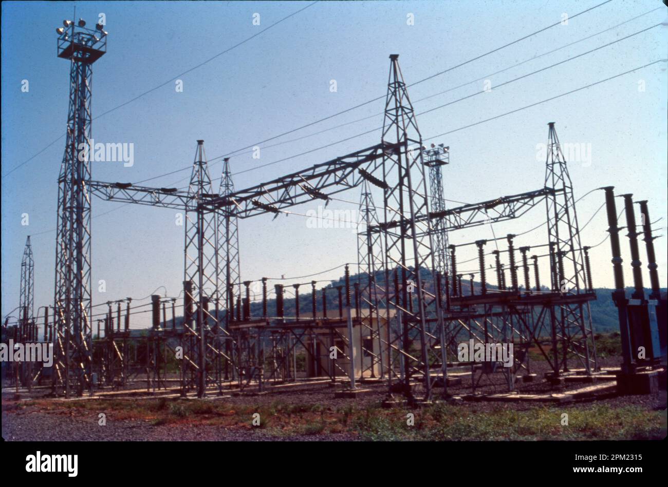 Una subestación es parte de un sistema de generación, transmisión y