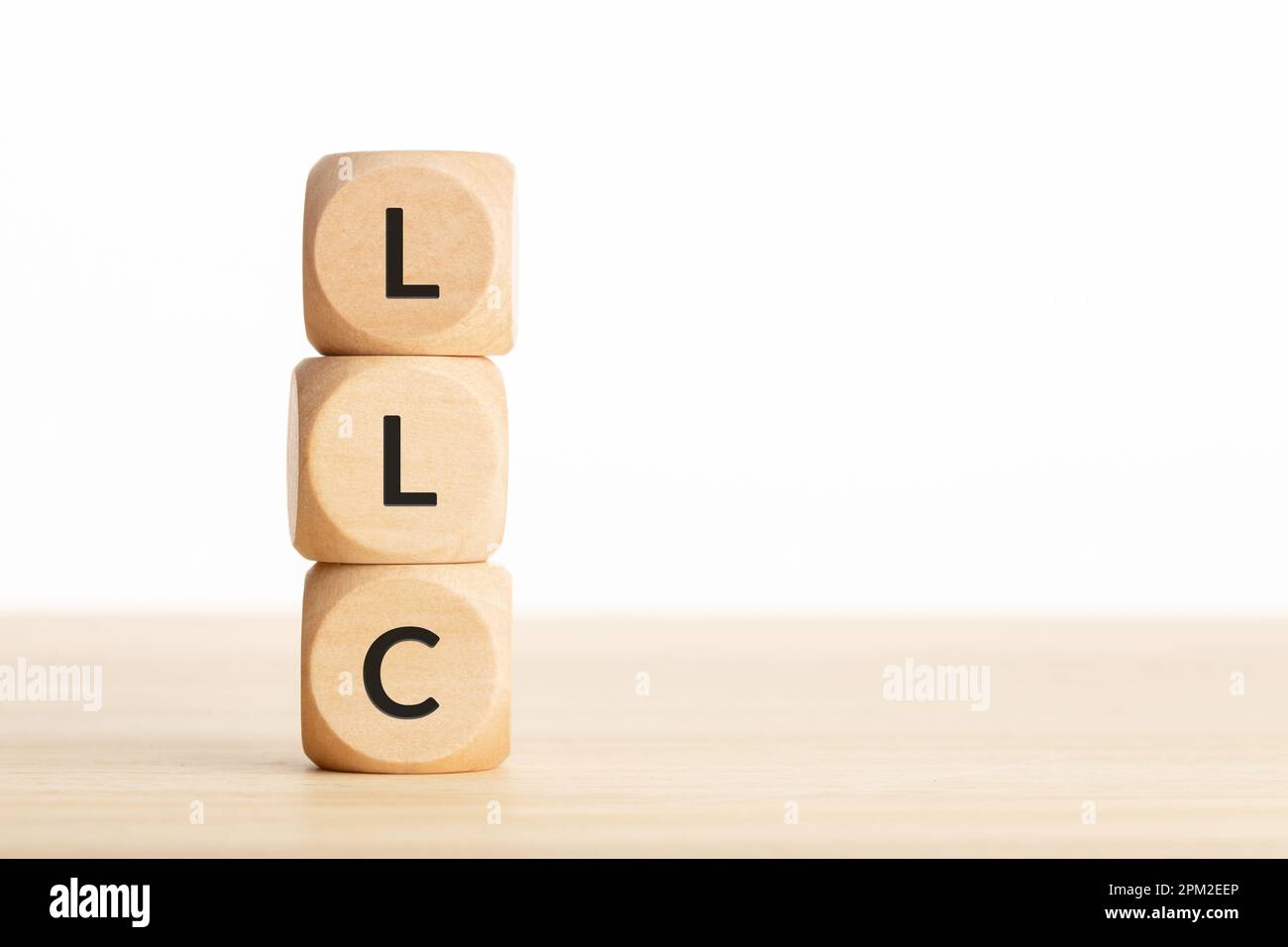 LLC o concepto de compañía de responsabilidad limitada. Tex en bloques de madera en la mesa. Copiar espacio Foto de stock