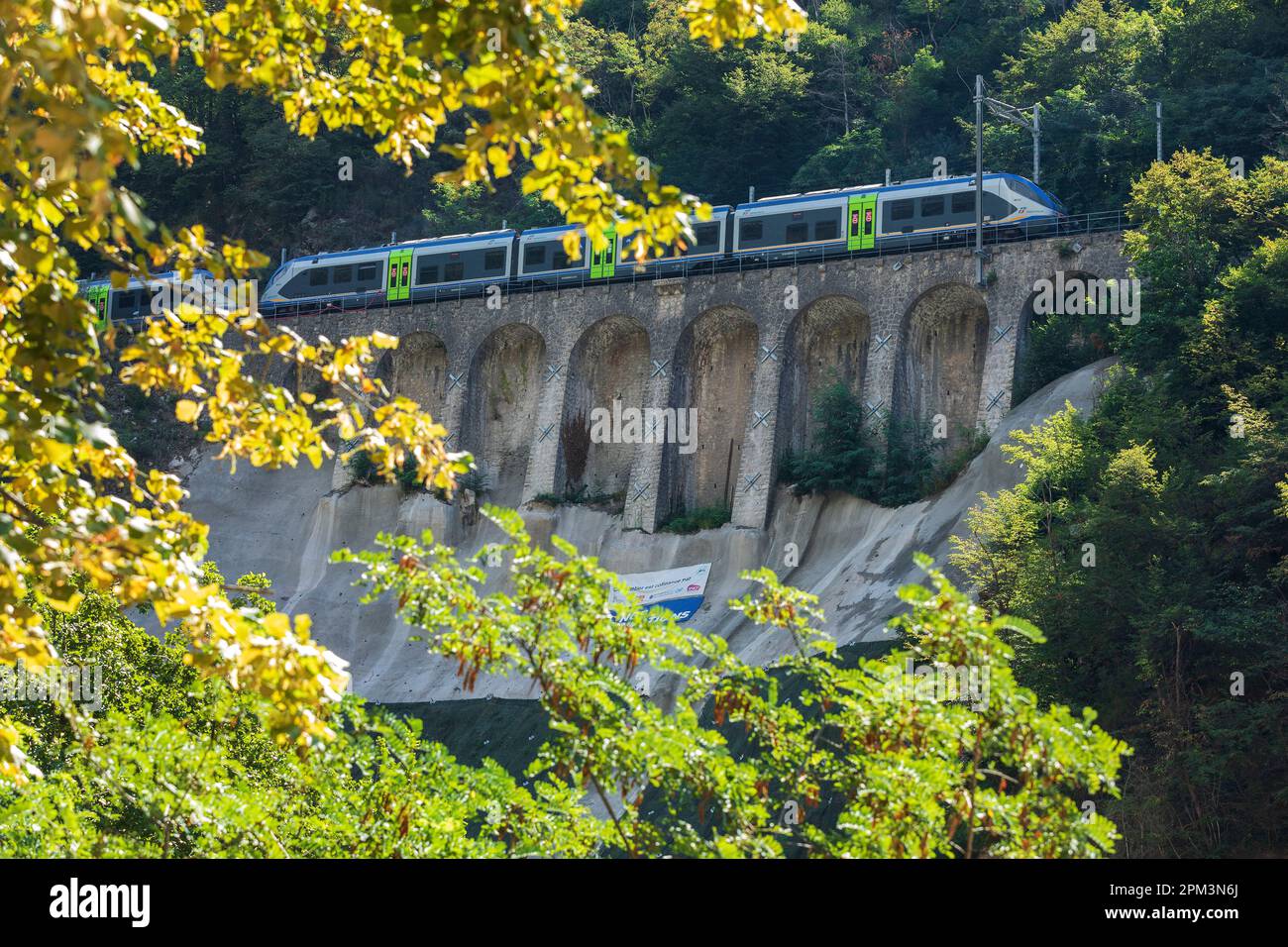 Francia, Alpes Marítimos, Valle de Roya, Fontan, Valle de las Maravillas  tren, Niza Cuneo TER línea Fotografía de stock - Alamy